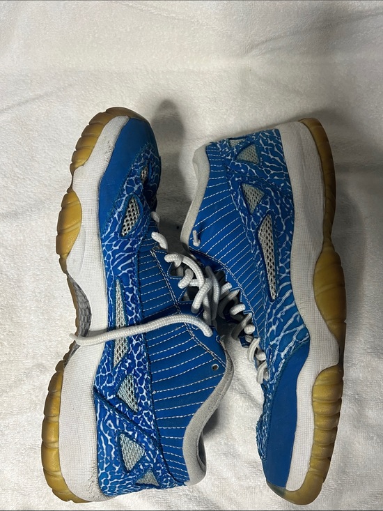 Athletic_Shoes